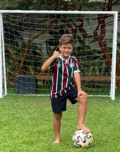 Com armadura tricolor, filho de Conca mostra intimidade com a bola nas redes sociais