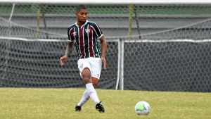 Fluminense prorroga contrato de zagueiro