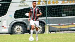 Volante celebra momento no sub-23 do Flu e sonha com chance no profissional