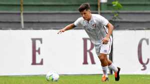 Ex-meia do Fluminense anuncia sua aposentadoria aos 28 anos
