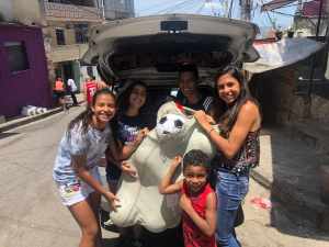 Jogadora tricolor atende jovens em projeto social “Uma bola causa”