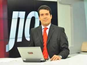 Jornalista da Globonews, André Trigueiro mostra carteirinha de sócio do Flu ao vivo