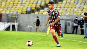 Miguel completa 18 anos, mas segue longe dos holofotes no Fluminense
