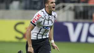 Renato Augusto comenta rumores sobre contato do Fluminense