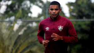 Aguardando chances, David Braz interage com perfil do Maracanã