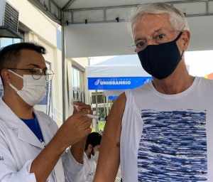 Dirigente do Flu, Celso Barros toma segunda dose da vacina contra a Covid-19