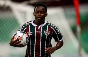 Dois clubes argentinos têm interesse em Cazares, informa jornalista