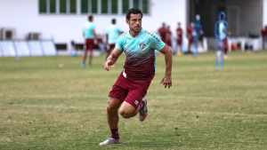 Fred perde no bobinho e é “arrastado” pelo gramado em trote. Veja