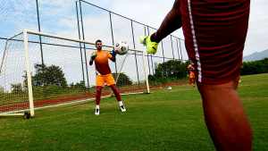 Vídeo – No dia do goleiro, Marcos Felipe sua a camisa em treino