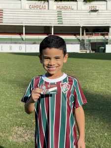 Flu presenteia torcedor mirim, que fez sua própria camisa tricolor, com uniforme oficial