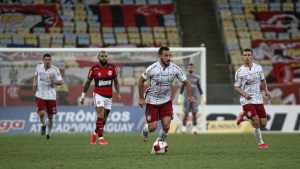 Yago admite dificuldade de recuperar ânimo após perda do título para o rival