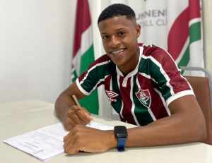Atacante de 16 anos assina o seu primeiro contrato profissional com o Flu até 2026