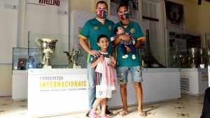 Veja mais imagens de Rapha, menino que fez camisa improvisada do Flu, visitando Laranjeiras