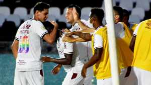 Roger comenta posicionamentos de Ganso e Cazares contra o Corinthians