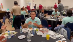 Vídeo – Aniversariante no sábado, Bobadilla ganha “parabéns interminável” dos companheiros