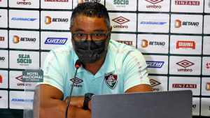 Roger Machado explica marcação sobrecarregada pelo lado direito do Flu
