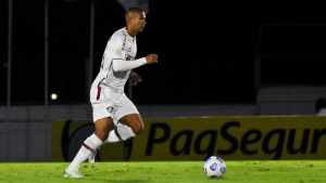 Zagueiro vibra com estreia como titular com a armadura tricolor: “Para mim é uma honra”