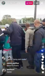 Vídeo – Organizada faz protesto e cobra jogadores na entrada do CT