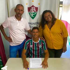 Jogador da base assina primeiro contrato como profissional
