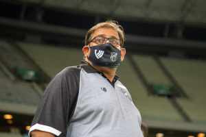 Técnico do Ceará reclama da participação dos gandulas no jogo: “É uma falta de respeito”
