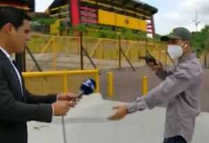 Equipe de TV é assaltada antes de entrar ao vivo em frente ao estádio de Guayaquil