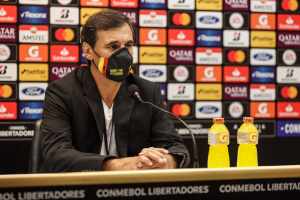 Técnico do Barcelona mantém os pés no chão e mira classificação no Equador