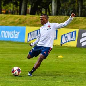 Ainda em negociação com o Flu, Arias se apresenta à seleção colombiana