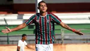Nas redes, Luan Brito celebra renovação com o Fluminense