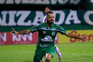 Atacante da Chape projeta confronto contra o Fluminense nesta terça