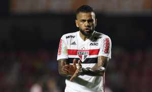 Daniel Alves exige ser lateral e quer cláusula de saída sem custos para Europa, diz site