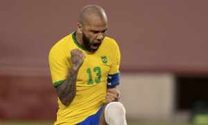 Ainda na mira do Flu, Dani Alves está por detalhes para voltar ao Barça