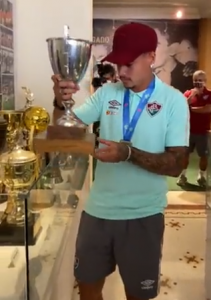 Vídeo – Capitão tricolor, Luan Freitas coloca taça do Estadual sub-20 na Sala de Troféus das Laranjeiras