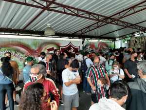 Nas Laranjeiras, tricolores aglomeram para fazer exame de Covid