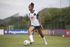 Convocada pela primeira vez, zagueira do Fluminense comemora período pela seleção