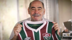 Vídeo – Yago troca ideia e presenteia ídolo tricolor Rivellino
