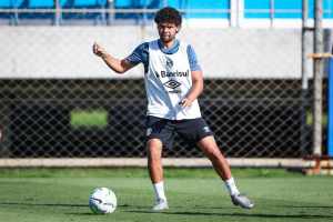 Cabe no Fluminense? Lateral antecipa saída do Grêmio e está livre no mercado