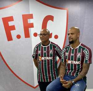 Pai de Felipe Melo brinca com filho e recorda ida de Romário para o América-RJ