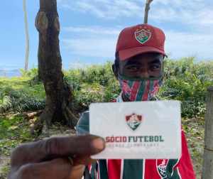 Torcedor tricolor que vive na rua ganha plano de sócio do Fluminense por um ano