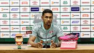 “Me sinto mais à vontade com três zagueiros”, afirma Cris Silva