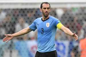 Antes com Nino na mira, Galo acerta com Godín para suprir saída de defensor