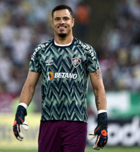 Em rede social, goleiro anuncia saída do Fluminense