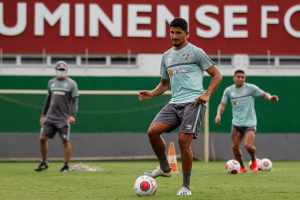 Yuri segue treinando no Flu e clubes do exterior mostram interesse