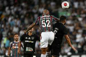 Vídeo – Torcida do Fluminense “late” com jogada de Felipe Melo