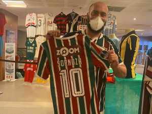 Com camisas marcantes, exposição no Maracanã resgata memórias do futebol carioca