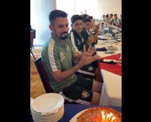 Vídeo – Elenco tricolor canta parabéns para Marcos Felipe