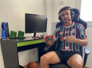 André se coloca à disposição para futura equipe de E-Sports do Flu: “Estou aqui”