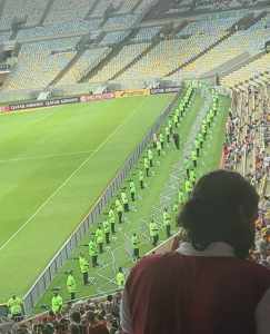 Repórter explica número excessivo de seguranças guardando o campo no Maracanã