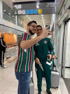 Torcedor tricolor recebe delegação do Fluminense em Rosario, na Argentina