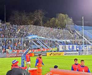 Faixa de torcida organizada do Flu aparece em meio aos torcedores do Vélez