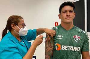 Atletas e funcionários do Flu recebem vacina contra gripe no CT Carlos Castilho